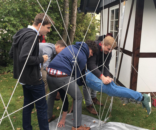 Parallel zur Raiffeisen-Geschichte bten sich die Azubis in Teamfindungsbungen. (Foto: Westerwald Bank)