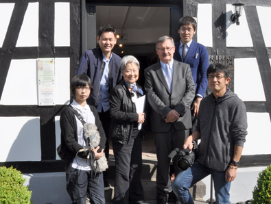 Die japanischen Journalisten vor dem Flammersfelder Raiffeisenhaus im Gesprach mit Josef Zolk. Foto: pr