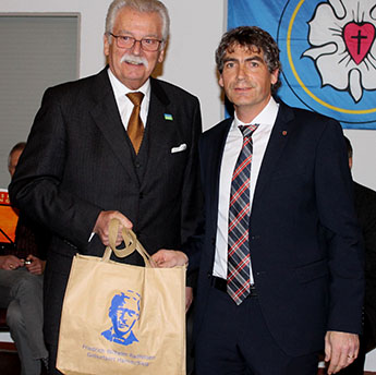 Brgermeister Dietmar Henrich (rechts) berreichte die "Raiffeisen-Tasche" an Werner Bhnke. Foto: Rathaus Hamm