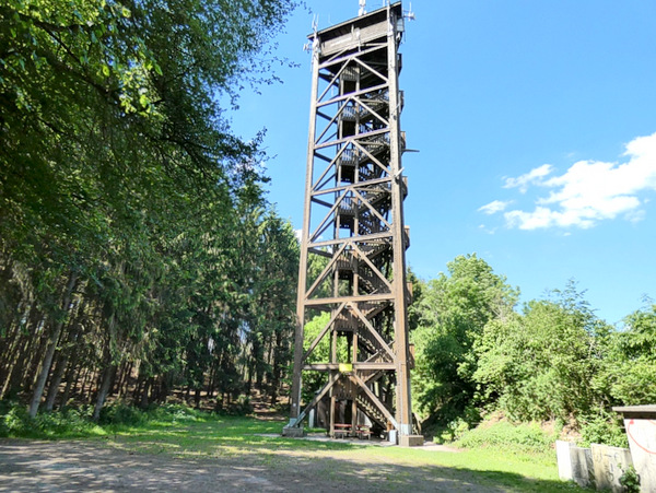 Der Raiffeisenturm auf dem Beulskopf ist ein Wahrzeichen im Altenkirchener Unterkreis. Seit 30 Jahren kann er bestiegen werden. (Foto: Archiv/GRI)