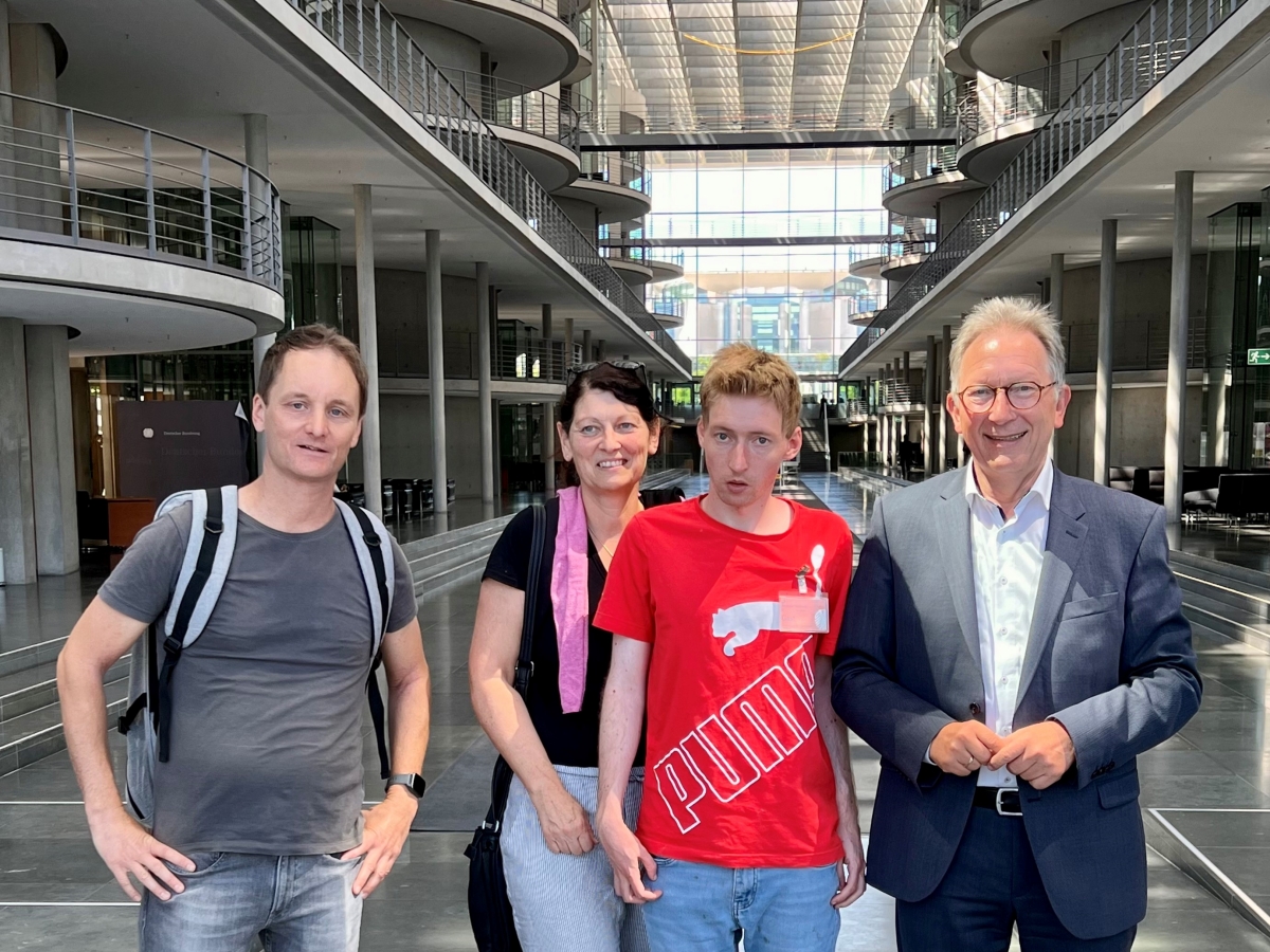 Der heimische CDU-Bundestagsabgeordnete Erwin Rddel empfing in Berlin krzlich den fr die Westerwald Werksttten (Lebenshilfe) startenden Sportler mit seiner Mutter Petra Baldus und seinem bei der SG Sieg in Hamm ttigen Trainer Knut Seelbach. (Foto: Wahlkreisbro)