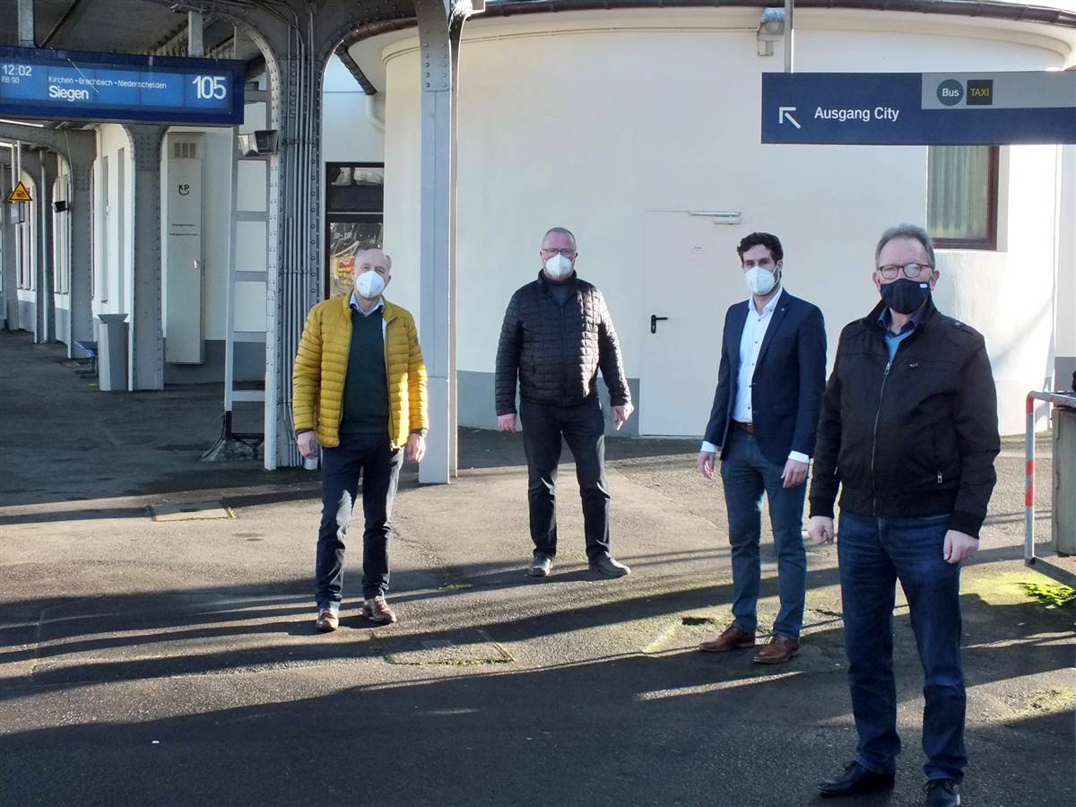 Von den Manahmen zur Attraktivittssteigerung des Betzdorfer Bahnhofs berzeugten sich (von rechts) Erwin Rddel, Johannes Behner, Hans-Werner Werder und Ottmar Haardt.  (Foto: Reinhard Vanderfuhr / Bro Rddel)