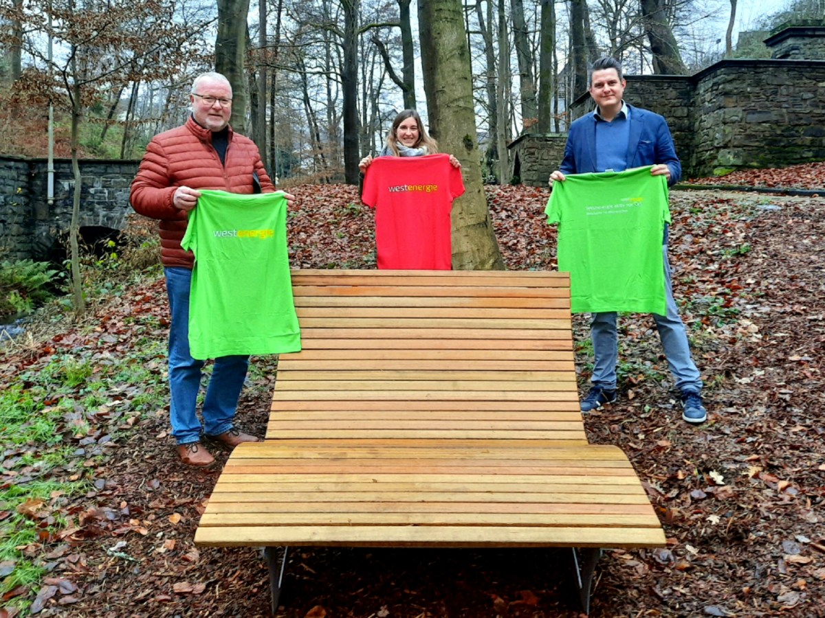 Von links: Hans-Werner Werder (Erster Beigordneter), Tabea Buchen (Westnetz), Benjamin Geldsetzer (Stadtbrgermeister) (Foto: Stadt) 