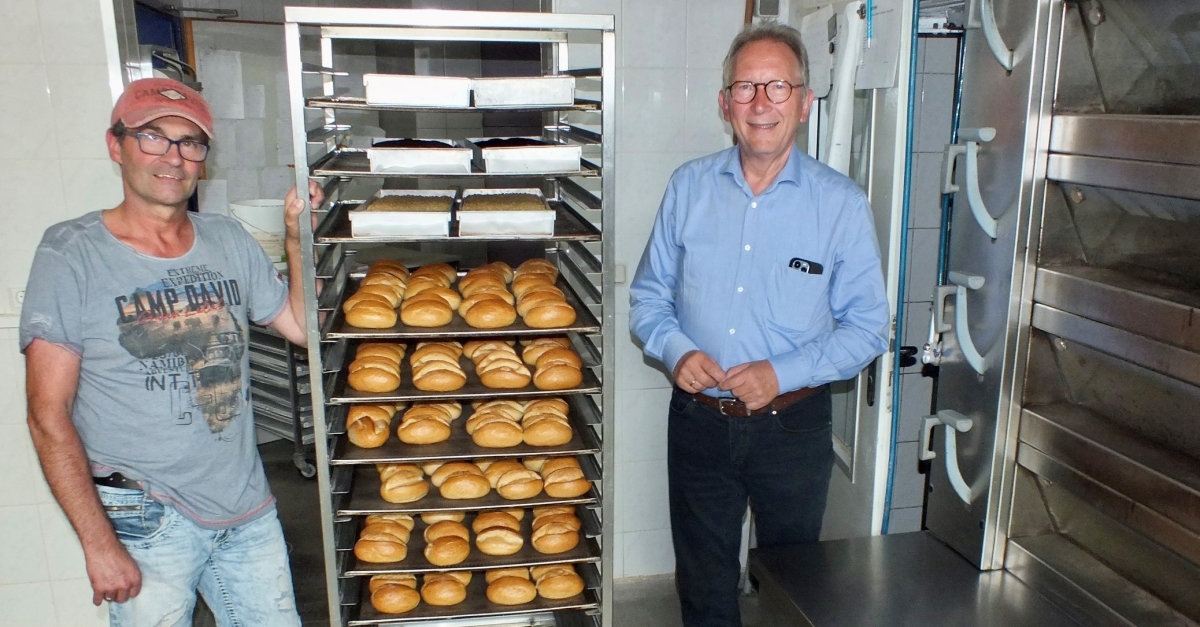 Erwin Rddel (rechts) besuchte den stellvertretenden Obermeister der Bcker-Innung Rhein-Westerwald, Dirk Mller. Und dessen Lageschilderung lsst aufhorchen. (Foto: Bro Rddel)