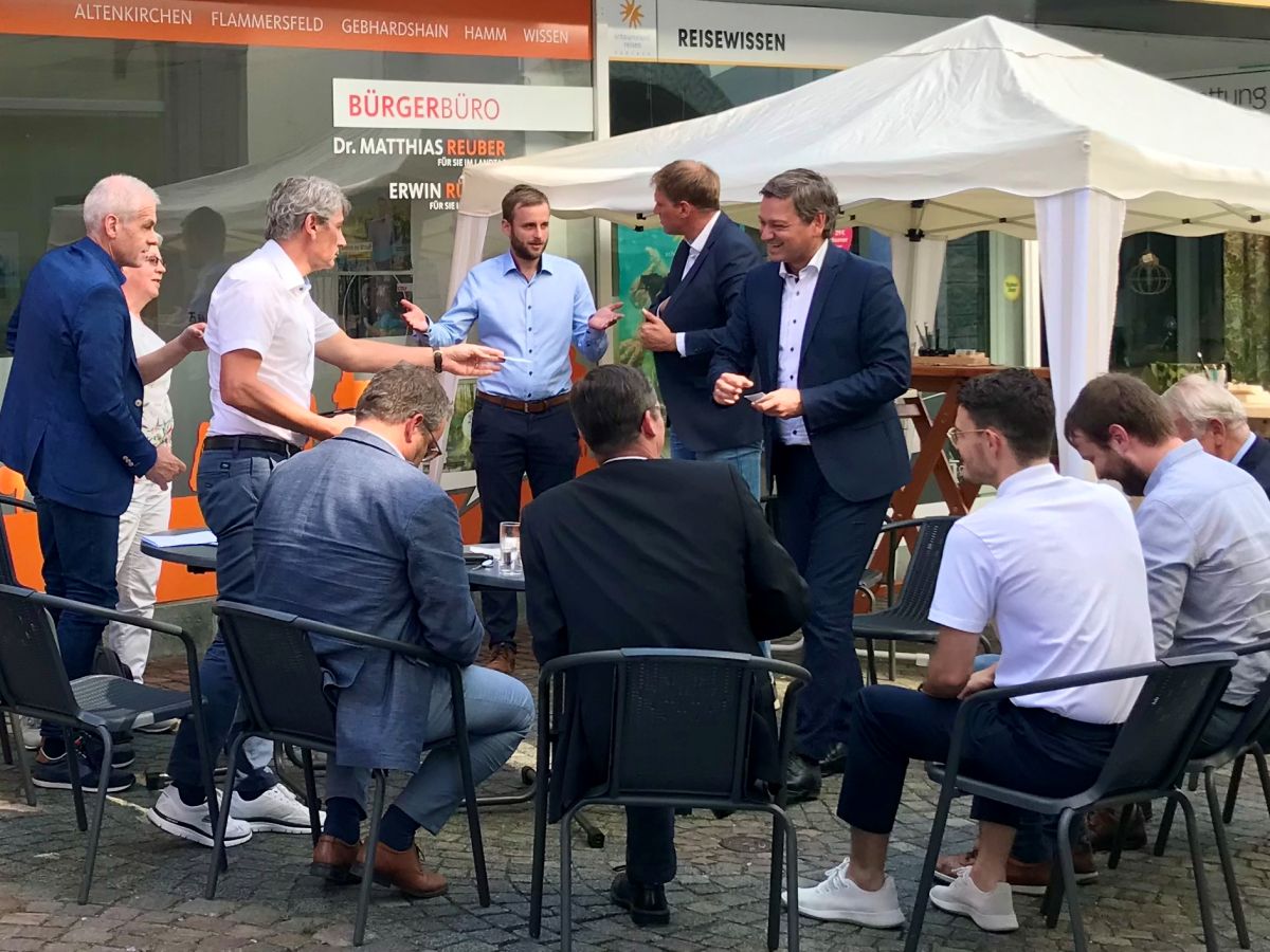 Die Runde traf sich vor Reubers Wahlkreisbro in Wissen. (Foto: Wahlkreisbro Reuber)