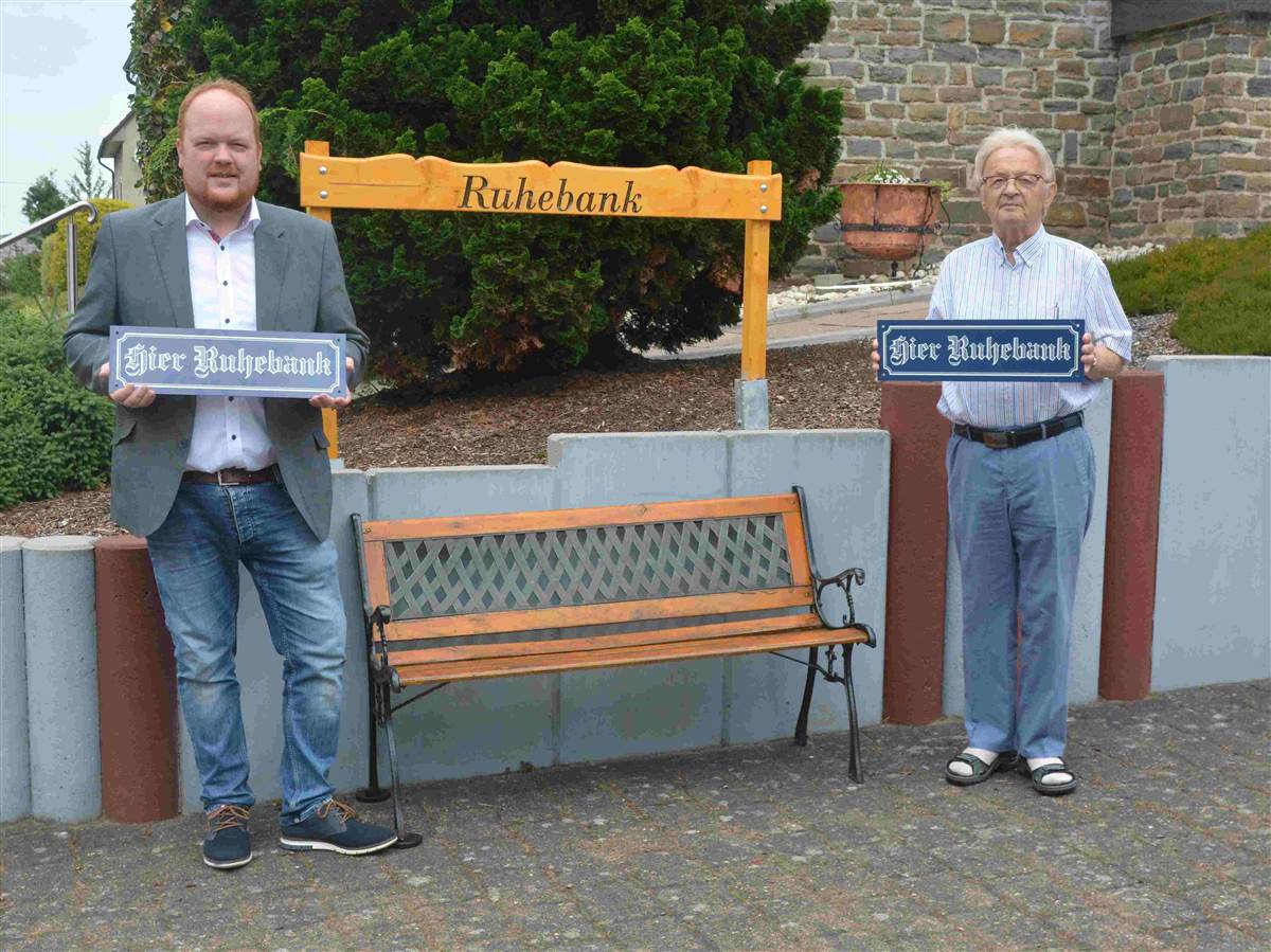 Andreas Hundhausen (links) und Helmut Ermert stellten die Idee der Ruhebnke auf Privatgrundstcken fr Senioren vor. Im Hfergarten hat Ermert seine Ruhebank noch zustzlich mit einem eigenen, unbersehbaren Holzschild versehen. Die blauen Schilder sind im Stadtbro kostenlos erhltlich. Foto: (tt)