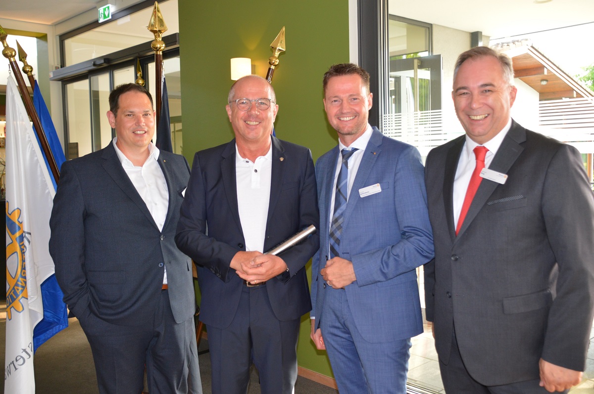 Von links: Sekretr Dr. Christoph Wenzelmann, Prsident Dr. Michael Theis, Pastprsident Thomas Bellersheim, Michael Bug. (Foto: privat)