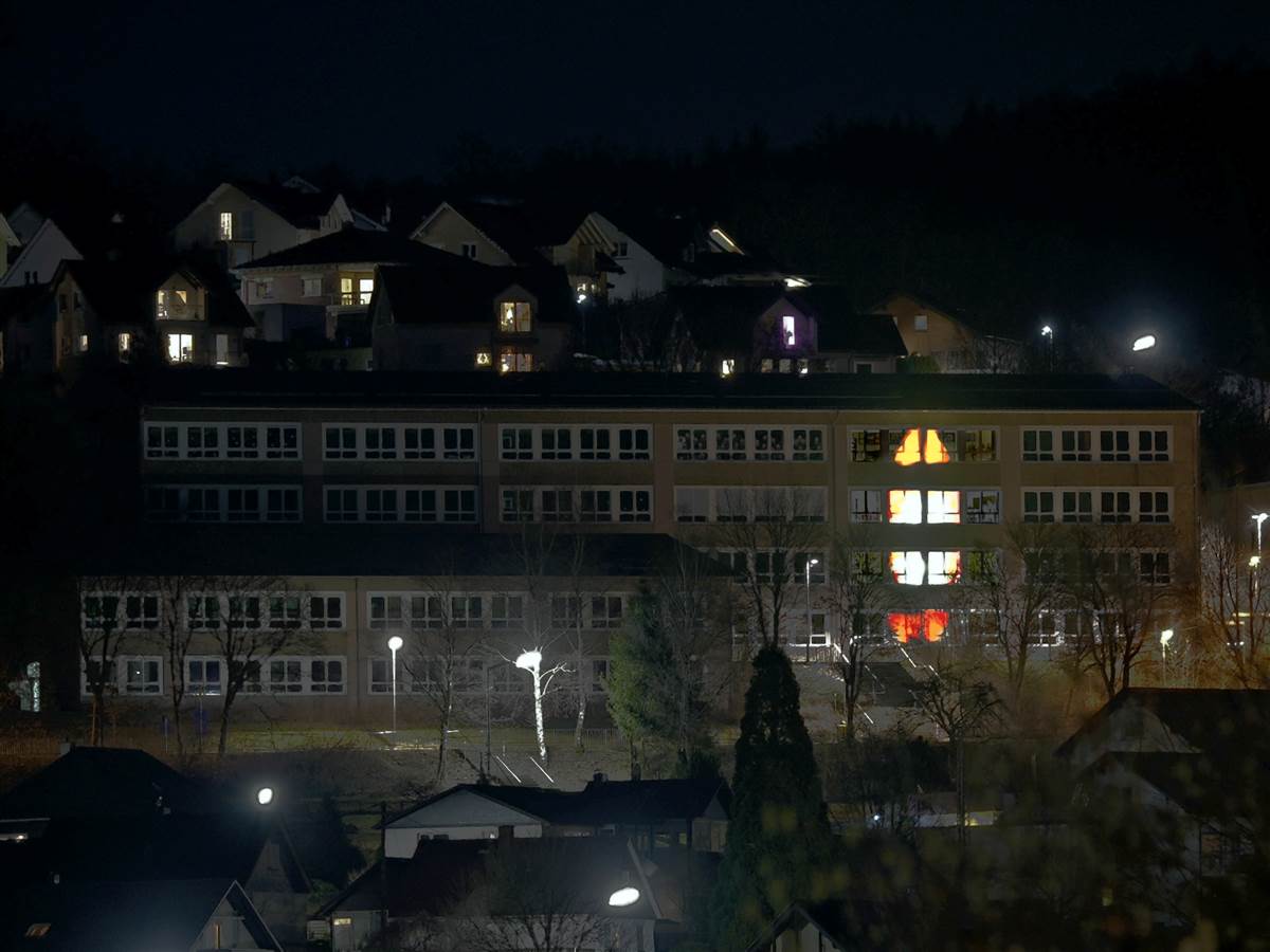 Ein großes Licht des Gedenkens und des Mitgefühls leuchtet jeden Abend ab 19.30 Uhr über das Daadetal. (Fotos: Schule)