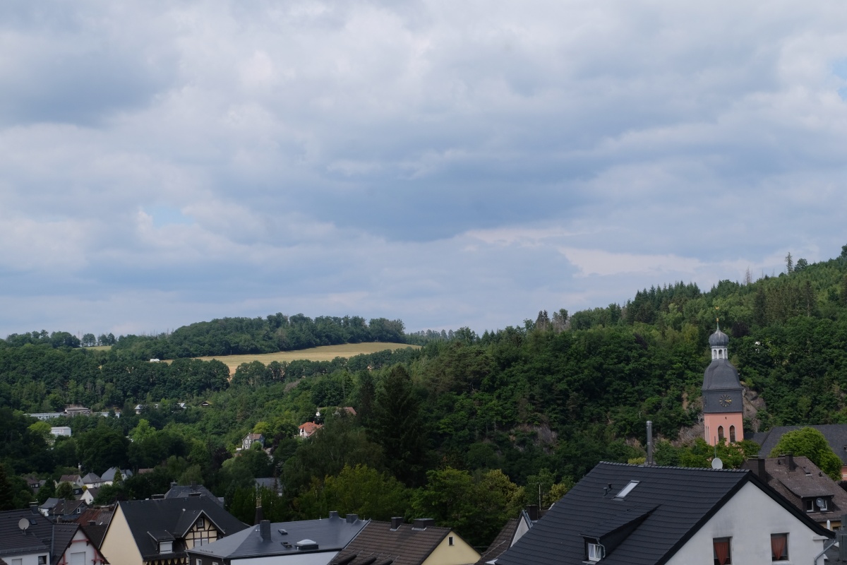 Blick von der Franziskus-Grundschule auf das in Planung befindliche Baugebiet Am Rdderstein "Auf der Sieghhe". (Foto: KathaBe) 