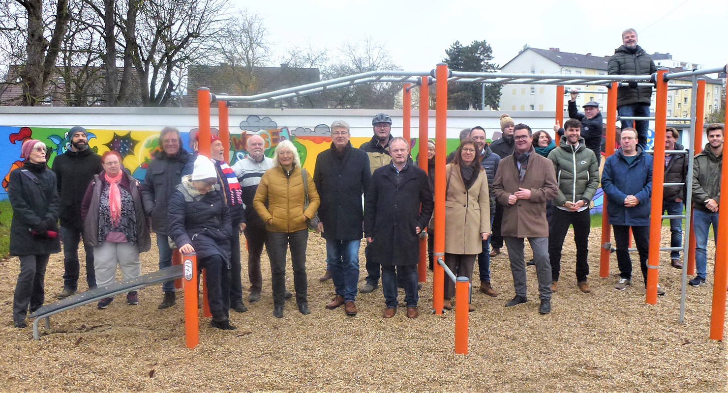 Viele Vertreter der Stadt berzeugten sich von dem neuen Jugendplatz. (Fotos: Jrgen Grab)