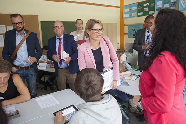 Bildungsministerin Hubig stattet Realschule Dierdorf Besuch ab