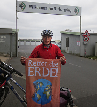 Auch am Nrburgring machte Hermann Reeh auf klimaschdigende Wirkungen von Freizeitaktivitten aufmerksam. Sein Appell: Gestalten Sie ihre Freizeitaktivitten klimaschonend. Fotos: pr