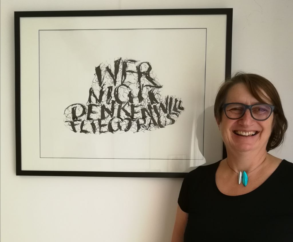 „Wer nicht DENKEN kann fliegt raus“ -  Barbara Schwinges ist für die Kulturstadt Unkel „drin“ in der gleichnamigen Kunstausstellung in Kamen und Künstlergemeinschaft REFLEX. Fotos: privat