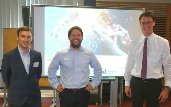 Die Fabrik der Zukunft war Thema bei (von links) Dr. Jens Jacobs, Prof. Dr.-Ing. Peter Burggrf und Dr. Stefan Witt. (Foto: GRI) 