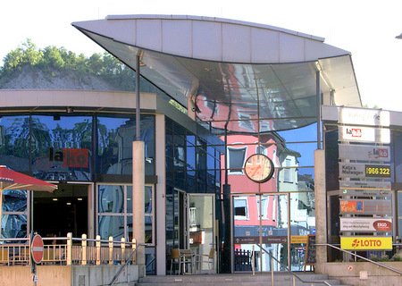 Im Wissener Regio-Bahnhof werden die Ladenlokale rechts und links des Haupteingangs frei. Die Stadt sucht Nachmieter fr das lak. (Foto: Verbandsgemeindeverwaltung Wissen)  