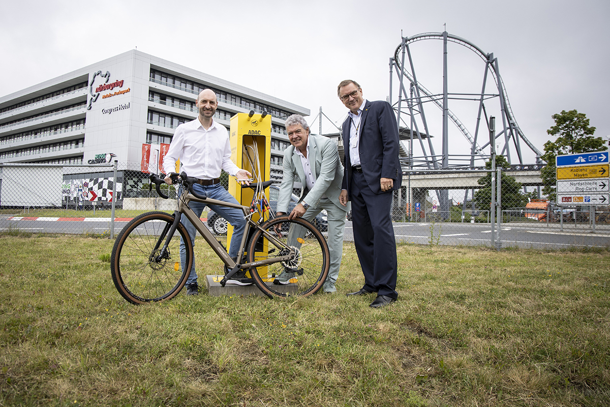Schnelle Hilfe frs Bike (v. l.): Ingo Bder (Geschftsfhrer Nrburgring 1927 GmbH & Co. KG), Rudi Speich (Vorsitzender ADAC Mittelrhein e. V.) und Prof. Dr. Peter Knig (Vorstand Verkehr und Technik ADAC Mittelrhein e. V.) erffneten die erste ADAC Radservice-Station am Nrburgring. Foto: ADAC Mittelrhein / Max Prechtel
