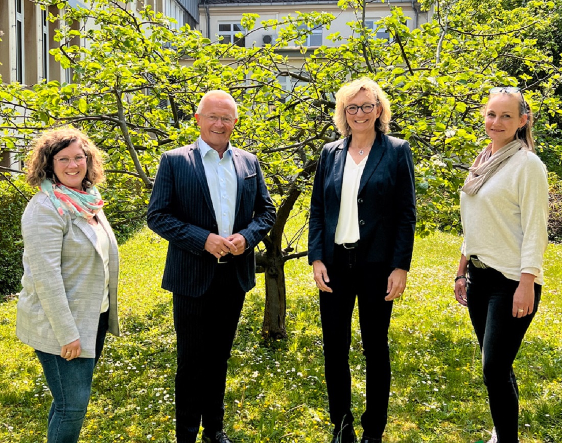 Landrat Achim Hallerbach, Kreis-Klimaschutzmanagerin Janine Sieben (rechts) und Gabi Schfer von der Stabsstelle Umwelt, Klima, Energie der Kreisverwaltung freuen sich auf die Zusammenarbeit mit Regionalreferentin Sabine Schneider. (Foto: privat)