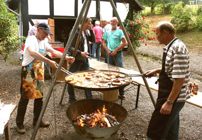 Gegen Abend lockten die Grillspezialitten. Fotos: Verein