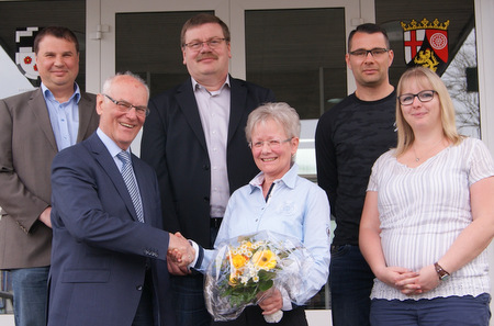 Abschied nach rund 27 Jahren als Erzieherin in der Kindertagessttte St. Katharina Schnstein: (von links) Fachbereichsleiter Marco de Nichilo, Erster Beigeordneter Friedhelm Steiger, Broleiter Klaus Becher, Margot Reimer, Personalratsvorsitzenden Michael Herzog und die neue Schnsteiner Kita-Leiterin Marina Schramm. (Foto: Verbandsgemeindeverwaltung Wissen) 