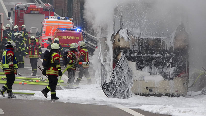 Vollbrand eines Reisebusses auf der A 3 - 500.000 Euro Schaden