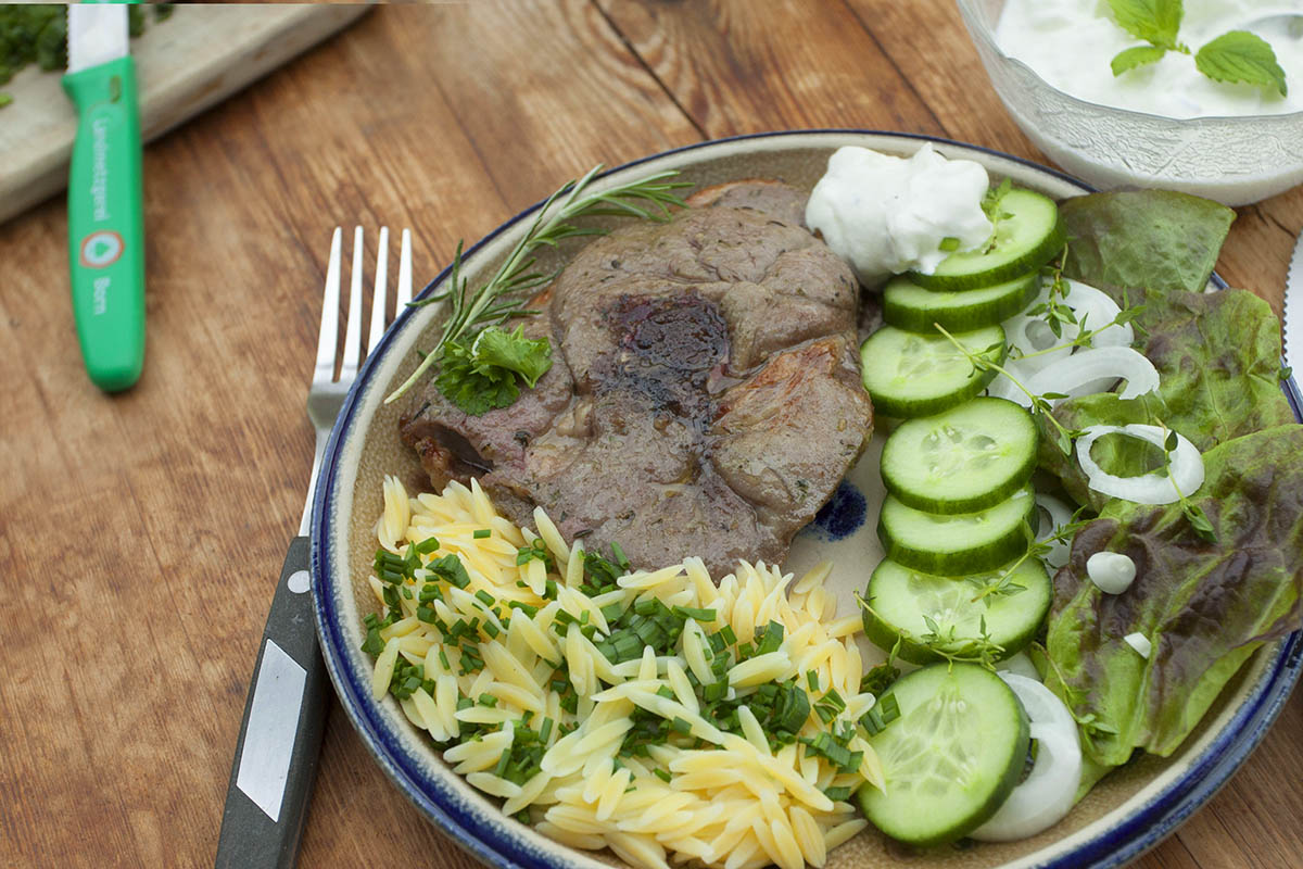 Westerwlder Rezepte: Gegrillte Lammkeulenscheiben mit Tzatziki und reisfrmigen Nudeln 