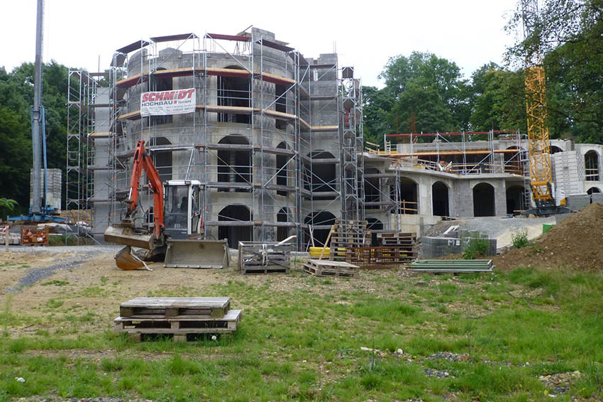 Eine architektonische Meisterleistung ist schon jetzt erkennbar. Das prchtige und grozgig dimensionierte Parkhotel wird dem Tourismus der Hachenburger Stadt und Region gut tun.  Foto: Reinhard Panthel