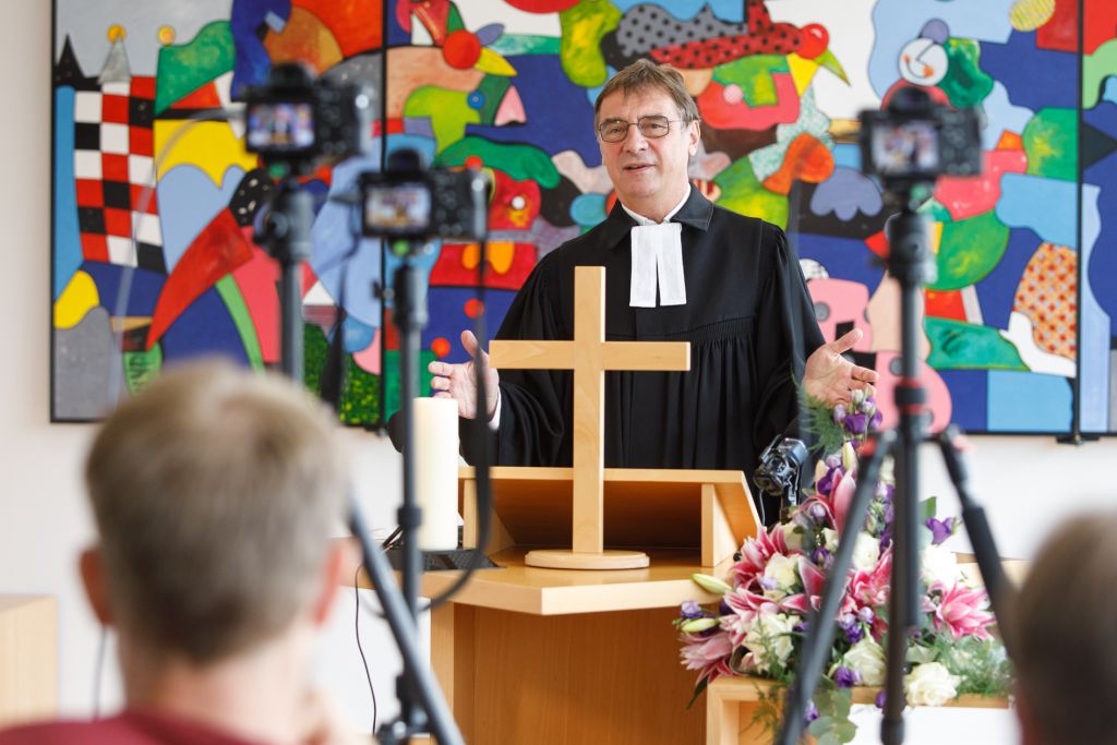 Kirchenpräsident  Volker Jung bei seiner Predigt. Fotos: Peter Bongard