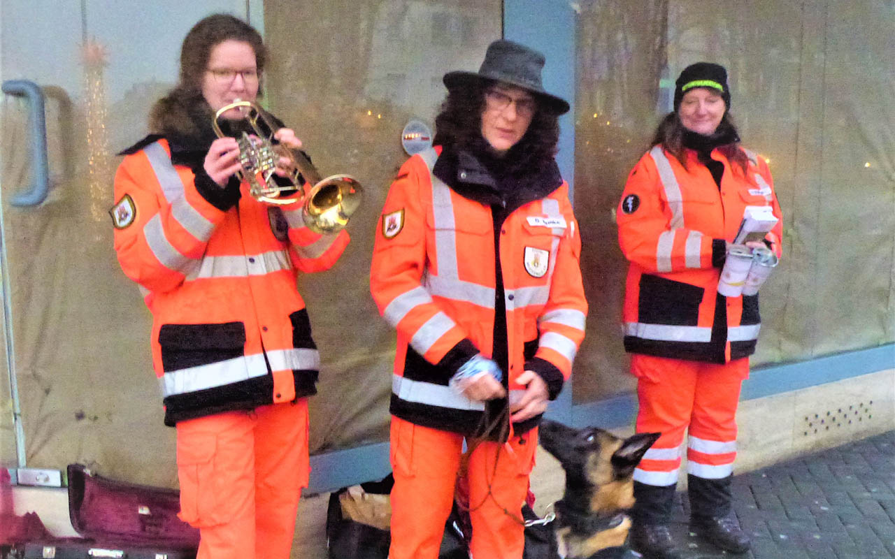 Die Frauen der Rettungshundestaffel gaben einen Einblick in ihre Arbeit. (Foto: Jrgen Grab)