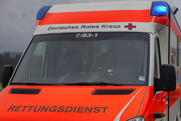 Rettungswagen mussten drei Verletzte in Krankenhuser bringen. Symbolfoto