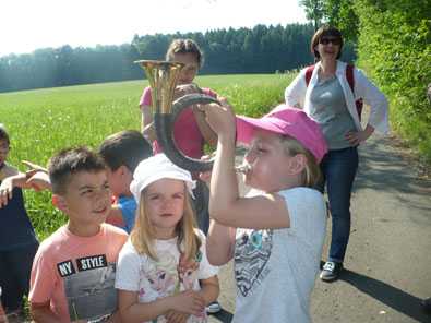 Zuknftige Schulkinder mit Jger auf der Pirsch