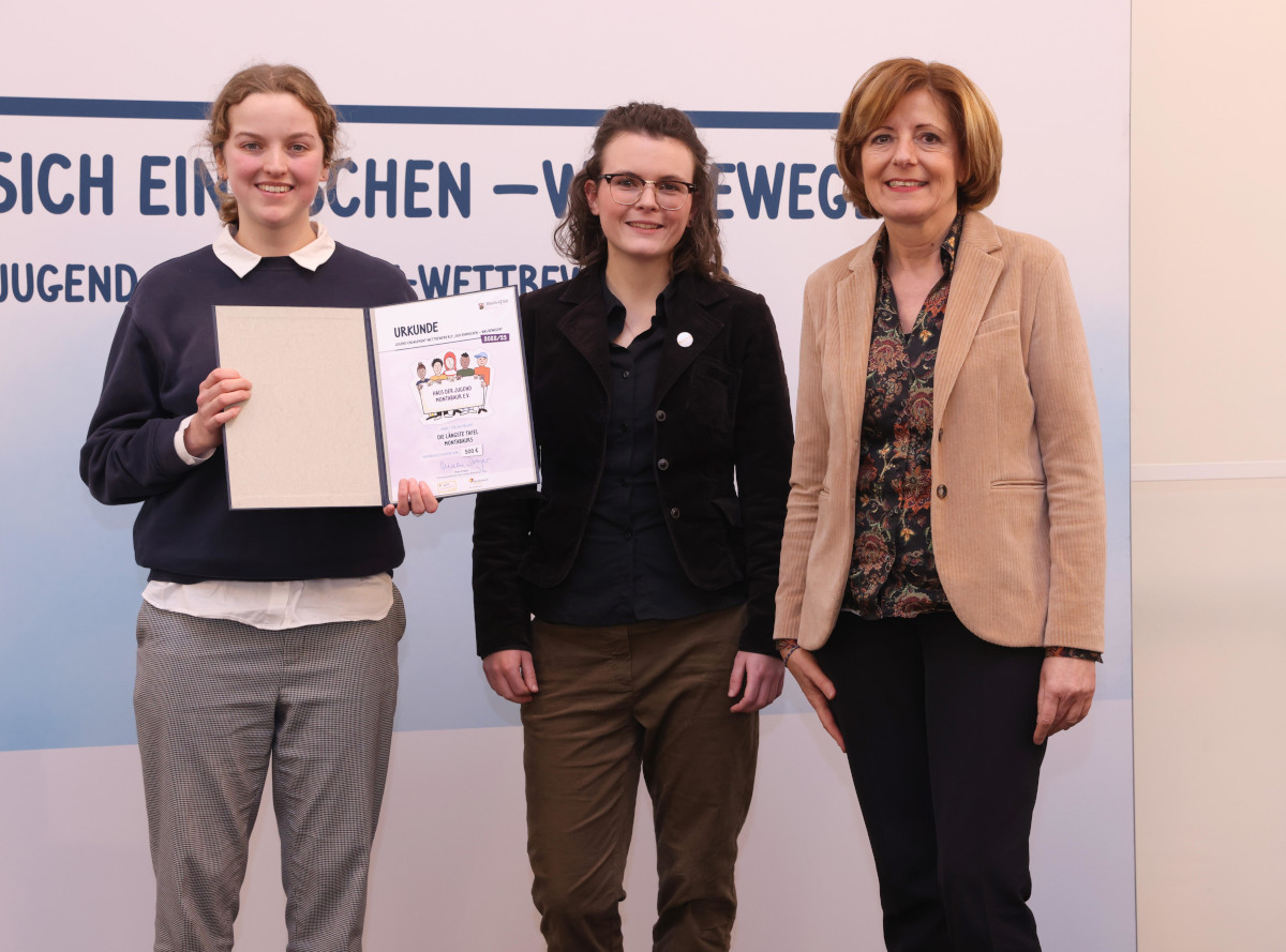 Am lngsten Tisch von Montabaur sollen Menschen sich zum Plaudern, Spielen, Essen und Trinken treffen und zueinander finden. Fr diese Idee nahm Keana Mller (links) einen Preis entgegen. Mit ihr freuen sich Ministerprsidentin Malu Dreyer (rechts) und Larissa Metz von JumaZu 
(Foto: Staatskanzlei RLP / Alexander Sell)