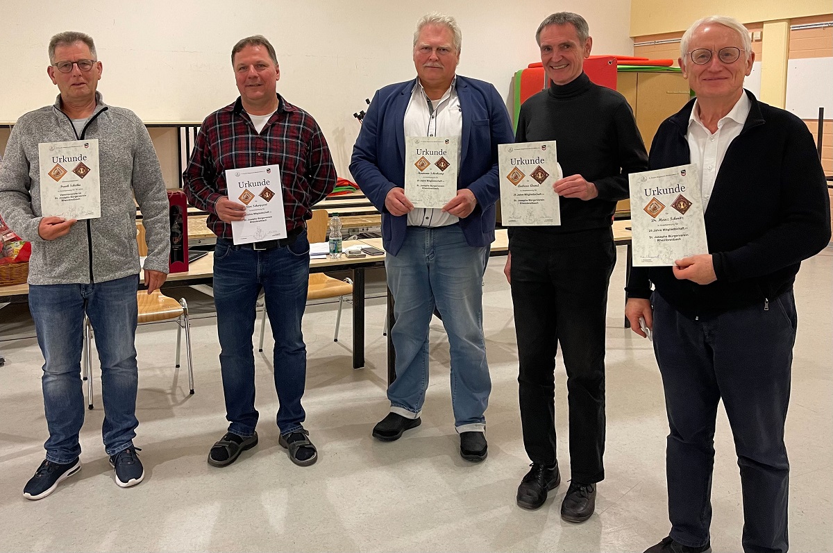 Die geehrten Mitglieder des Rheinbreitbacher Brgervereins (v.l.): Frank Scheika, Uwe Schwippert, Hermann Scherkamp, Andreas Arend und Dr. Heinz Schmitz. (Foto: Brgerverein)
