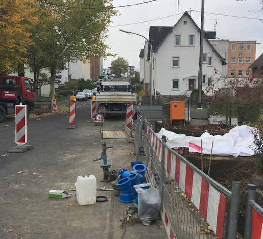 Die vorbereitenden Arbeiten im unteren Teil der Rheinstrae haben bereits begonnen. Ab 12. November wird dieser Abschnitt fr rund vier Wochen fr den Fahrzeugverkehr gesperrt. (Foto: Stadt/Verbandsgemeinde Montabaur) 