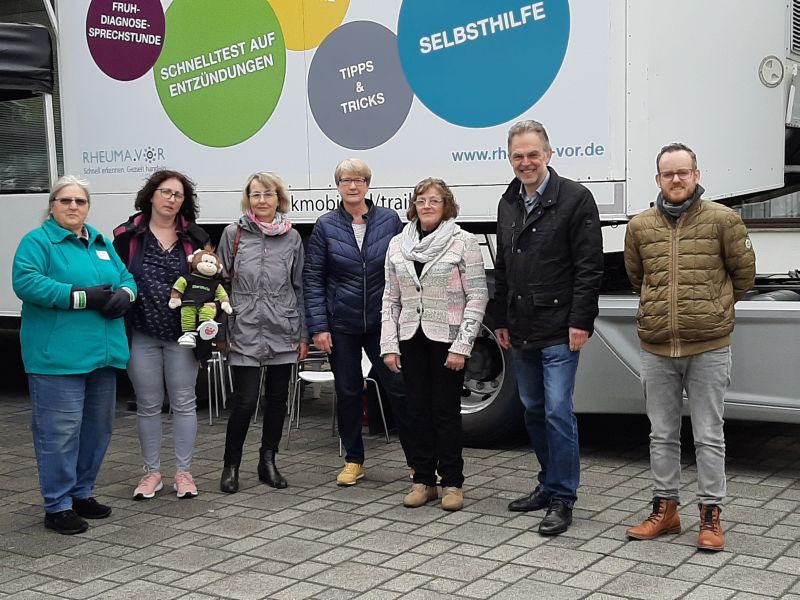 V. l.: Roswitha Henschel (Vorstandsmitglied, AG), Uschi ttgen (Elternkreis rheumakranker Kinder), Rita Mller (Stadt Bad Marienberg), Sabine Willwacher (Stadtbrgermeisterin), Kornelia Thielmann (1. Vorsitzende, AG), Andreas Heidrich (VG-Brgermeister), Dr. med. Kostantinos Triantafyllias (Oberarzt im Akutzentrum der Acura Kliniken in Bad Kreuznach). Foto: privat