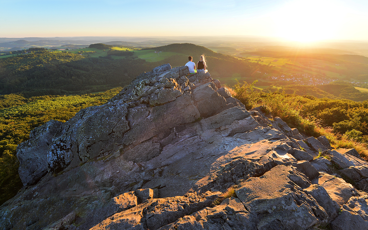 Die weite hgelige Landschaft der Rhn ldt zu Ausflgen ein. (Foto: Rhn Gmbh/Arnulf Mller)