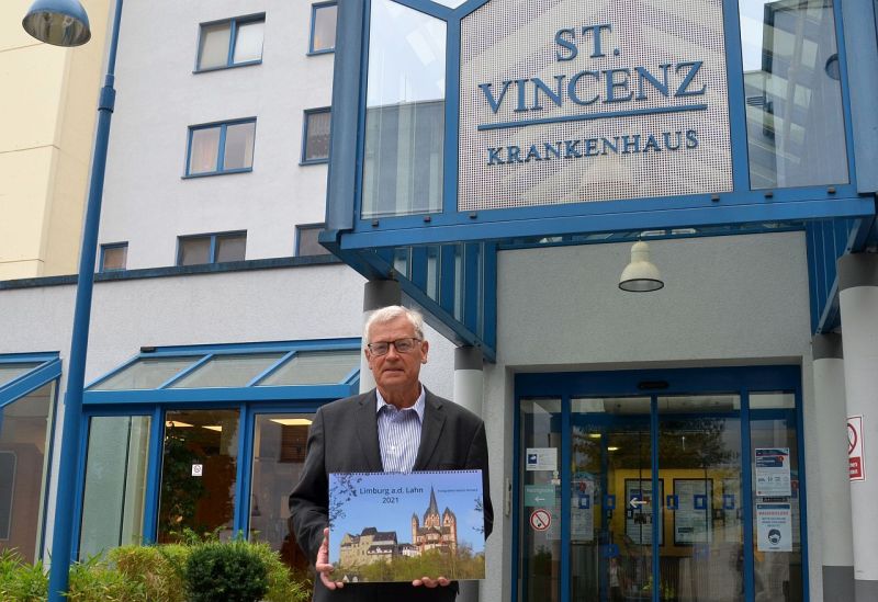 Martin Richard, Vorsitzender der Stiftung St. Vincenz-Hospital konnte durch den Verkauf der Kalender 6.000 Euro spenden. Fotos: privat