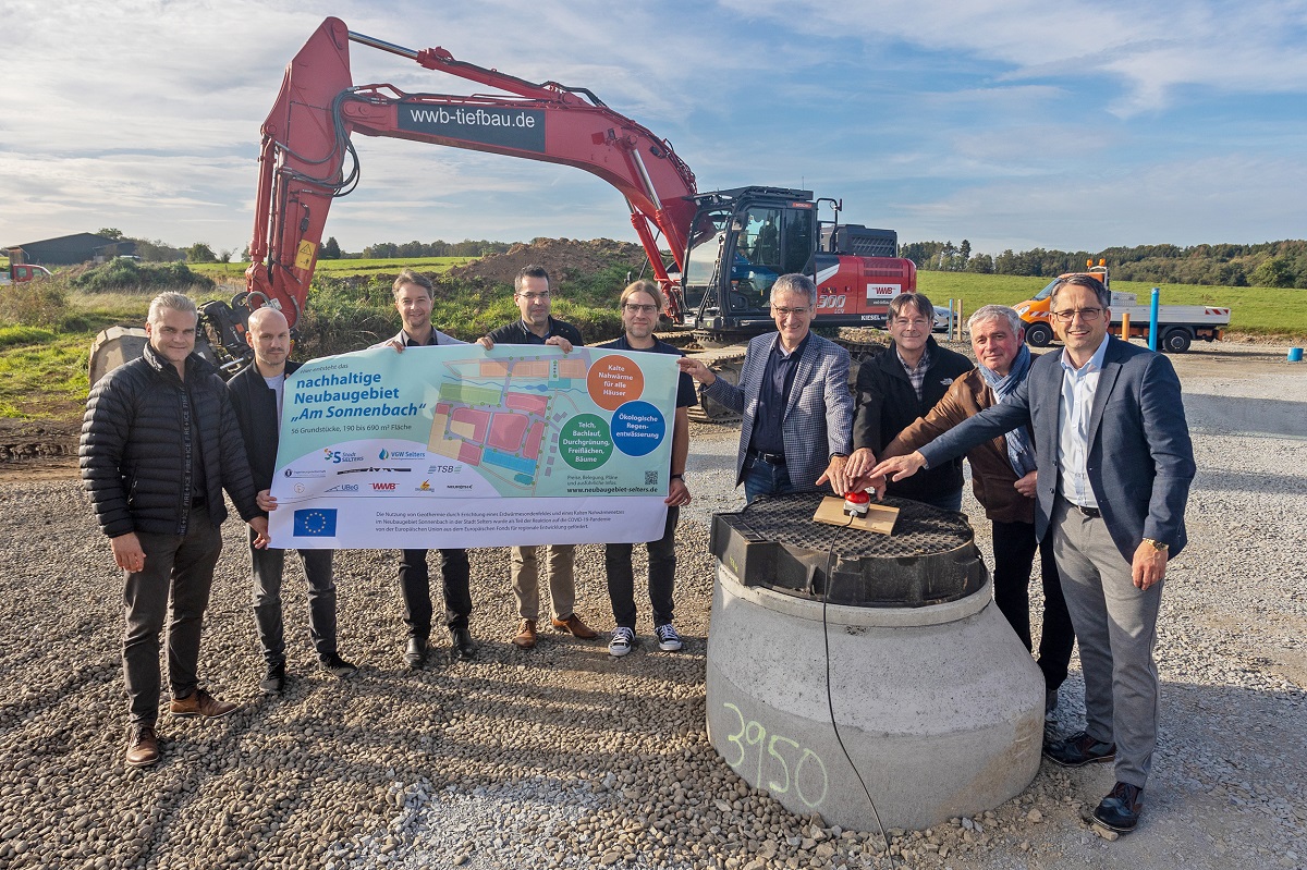 Am Einschaltknopf des Nahwrmenetzes von rechts: Verbandsbrgermeister Oliver Gtsch, Stadtbrgermeister Rolf Jung, Werkleiter Achim Linder und Landtagsprsident Hendrik Hering. (Foto: privat)