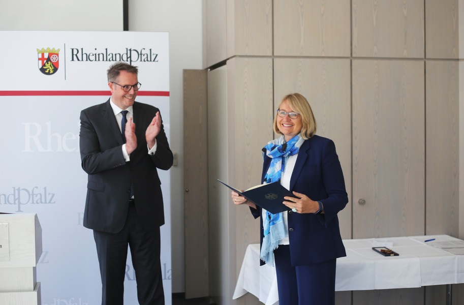 Ordensverleihung - Minister Alexander Schweitzer berreicht das Verdienstkreuz am Bande des Verdienstordens der Bundesrepublik Deutschland an Professor Dr. Ursula Rieke (Foto:  MASTD)