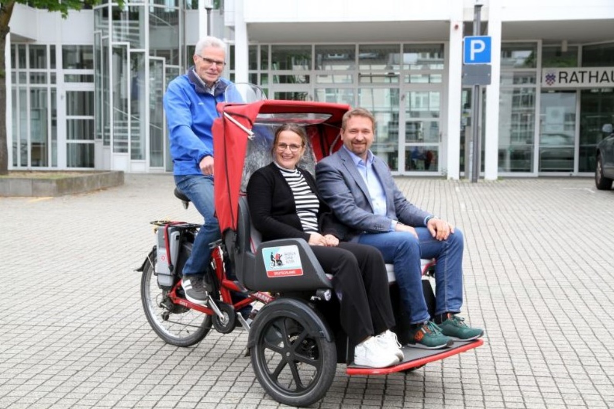 Rikscha-Pilot Michael Richarz steuert das Spezialfahrrad, auf dem zwei Erwachsene bequem und sicher Platz nehmen knnen. Holger Heuser und Nadine Batzella sind vom Erfolg des Probebetriebs seit Mitte April begeistert. (Foto: Stadt Bad Honnef)