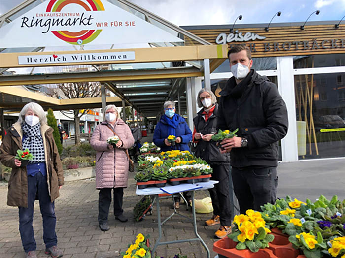 Quartiersmanager Mario Seitz rechts, mit den Ehrenamtlichen bei der Primel-Aktion. Foto: privat