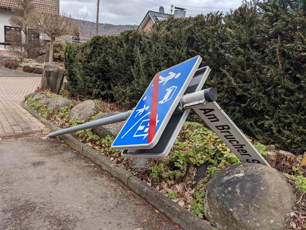 Laut Polizei traten die Jugendlichen nicht nur Auto-Auenspiegel ab - sie knickten auch ein Straenschild um. (Foto: D. Pirker) 