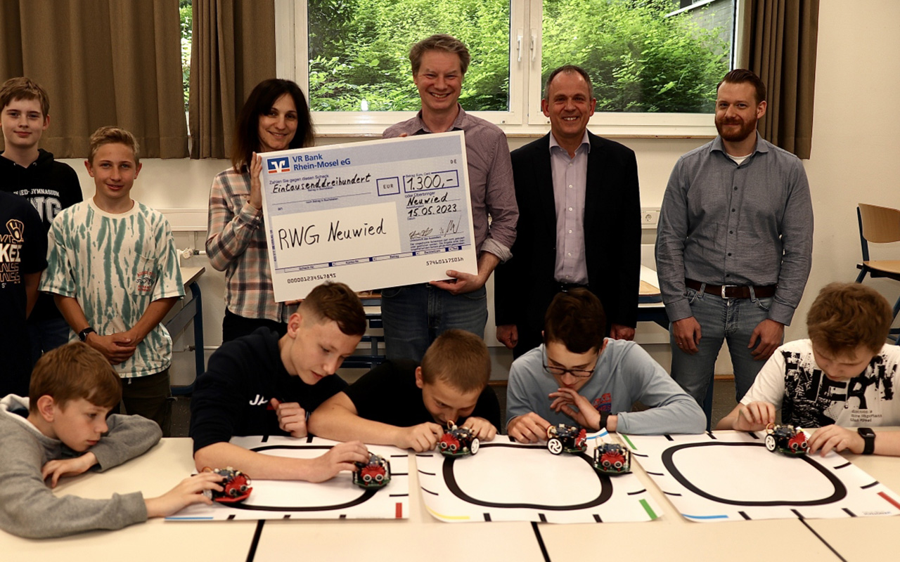 VR Bank Rhein-Mosel spendet einen Klassensatz programmierbarer Roboter