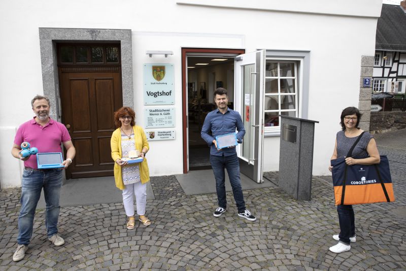 bergabe der Robotik-Medien. Foto: Stadt Hachenburg