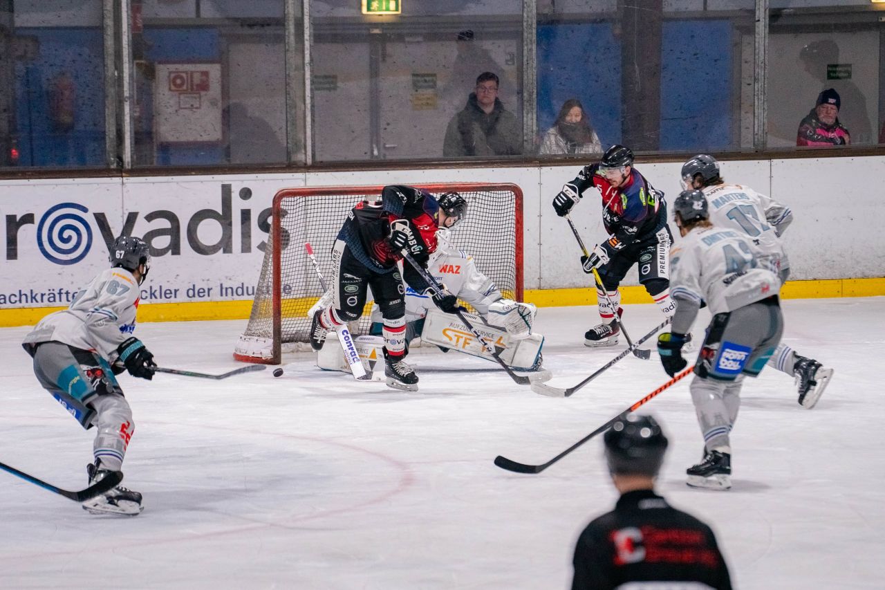 Letztes Heimspiel der Oberliga Nord: Das Eishockeyteam aus Diez-Limburg, die "Rockets" haben nur noch ein Auswrtsspiel, bevor es freiwillig in die 4. Liga geht. Foto: Manuel Enderich