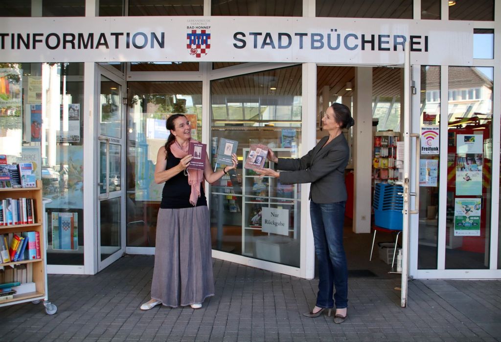 Stephanie Eichhorn, Leiterin der Stadtbcherei (links), nimmt das Buch ber Carl Blasel von Autorin Catrin Mderler in Empfang, um es fr die Ausleihe bereitzustellen. Foto: privat