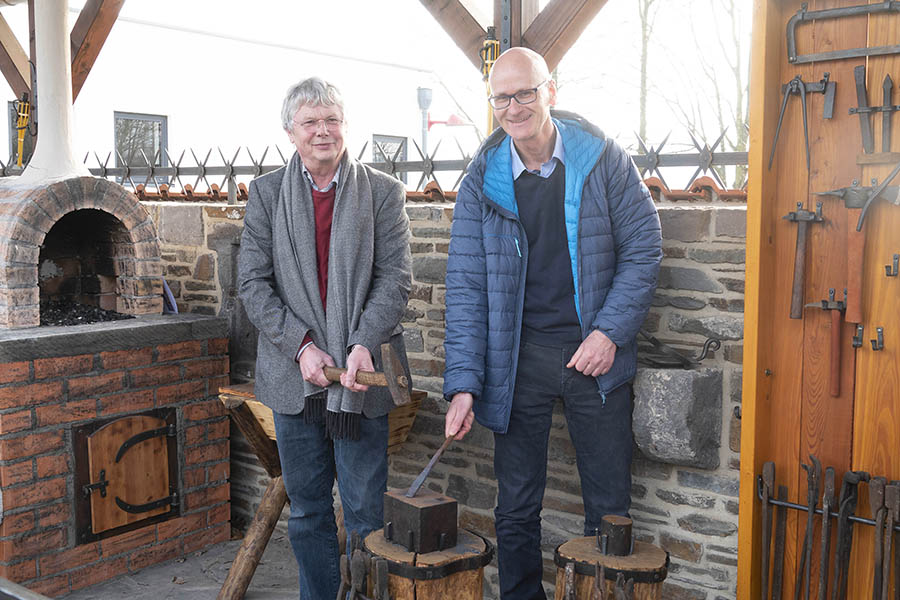 Reiner W. Schmitz und Martin Mertesacker (rechts) stellten das neue Programm vor. Fotos: Helmi Tischler-Venter