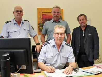 PHK Volker Rtzel (sitzend) ist als neuer Bezirksbeamter in der VG Hamm ttig. Foto: Polizei