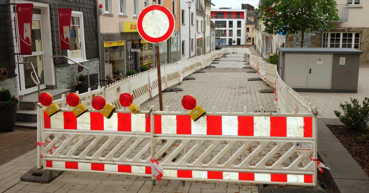 Um weitere Schden zu vermeiden, bleibt der Straenabschnitt in der Marktstrae Altenkirchen fr den Durchgangsverkehr vorerst gesperrt. Die Geschfte sind aber auf dem Fuweg und mit Fahrzeugen weiter erreichbar. (Foto: Verbandsgemeindeverwaltung) 