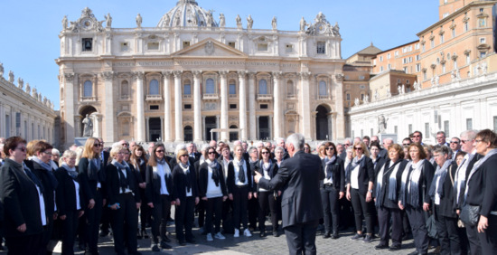 Nach der Papstaudienz auf dem Petersplatz: die Franziskus-Chre singen. (Foto: MaSchau)