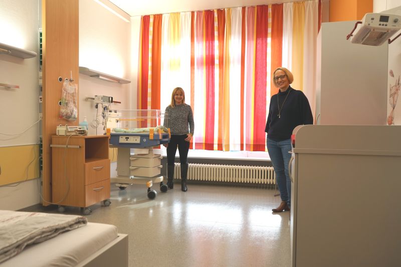 Rooming-In Zimmer. Von links: Fachleitung Station 1 Bernadette Glombik, Bereichsleitung Simone Hensel. Fotos: Klinik